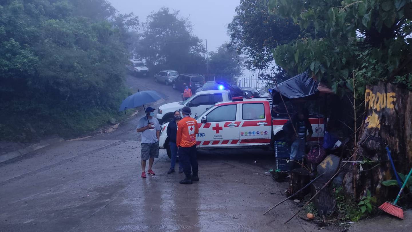 Pese a las lluvias de la tarde, los socorristas seguían en labores de búsqueda a las  3:30 p. m. sin resultado positivo. Foto: Cortesía Cruz Roja