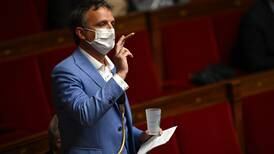 Diputado francés exhibe un porro en el parlamento para reclamar legalización de cannabis