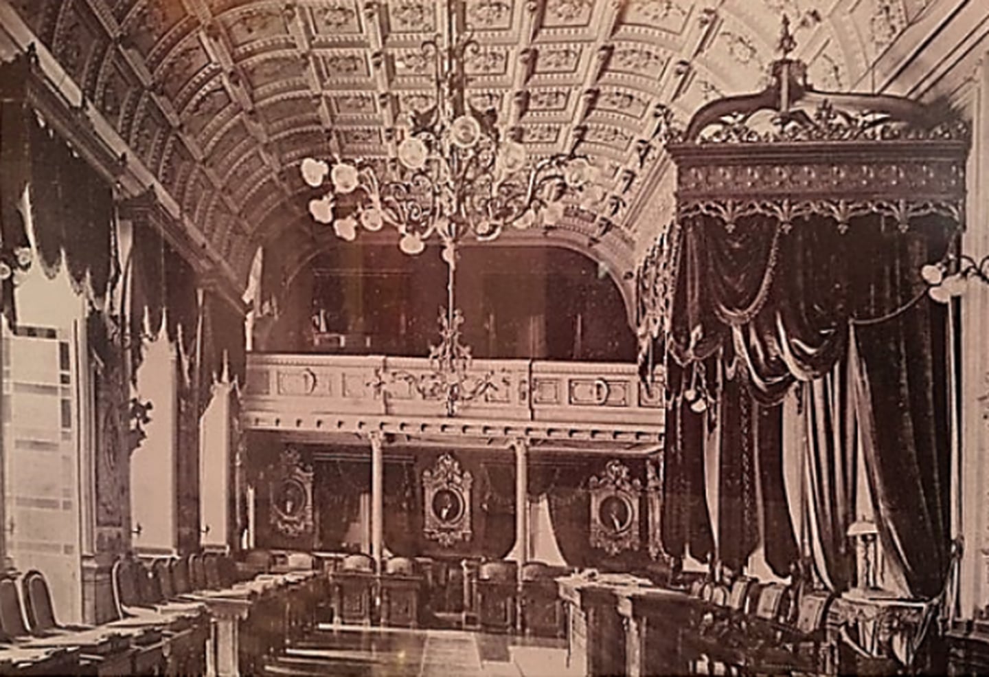 Vista del imponente Salón de Sesiones del Palacio Nacional en San José (construido a inicios de la década de 1850), donde se aprecian los retratos de los gobernantes de Costa Rica colgando en las paredes