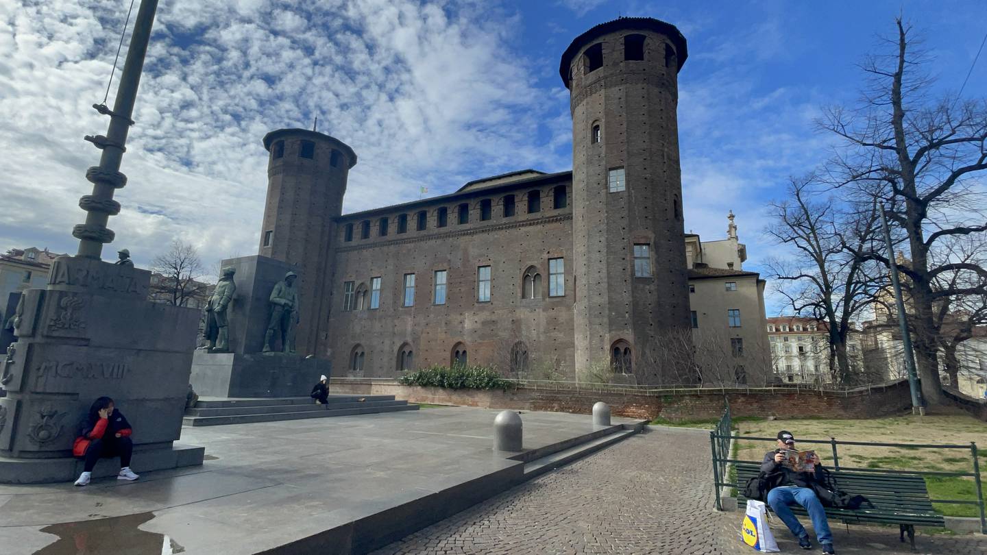 La piazza Castello se ubica en el corazón de Turín, Italia.