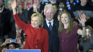 Equipo de Hillary Clinton declara 'ajustada victoria' sobre Bernie Sanders en Iowa