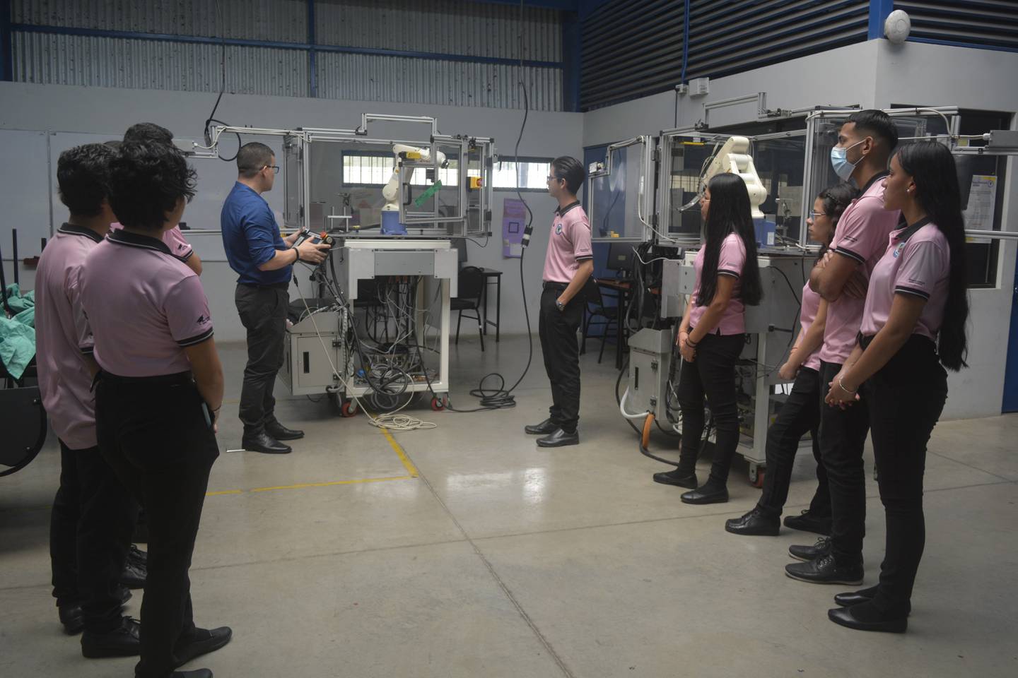 Estudiantes de colegios técnicos profesionales del país ahora podrán aprender sobre robótica y programación con tecnología utilizada por Intel Costa Rica en sus laboratorios. La donación es de 25 brazos robóticos y la capacitación necesaria para los profesores que tendrán a cargo el equipo