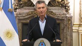 Argentina sube interés a 45% para contener inflación por desplome del peso