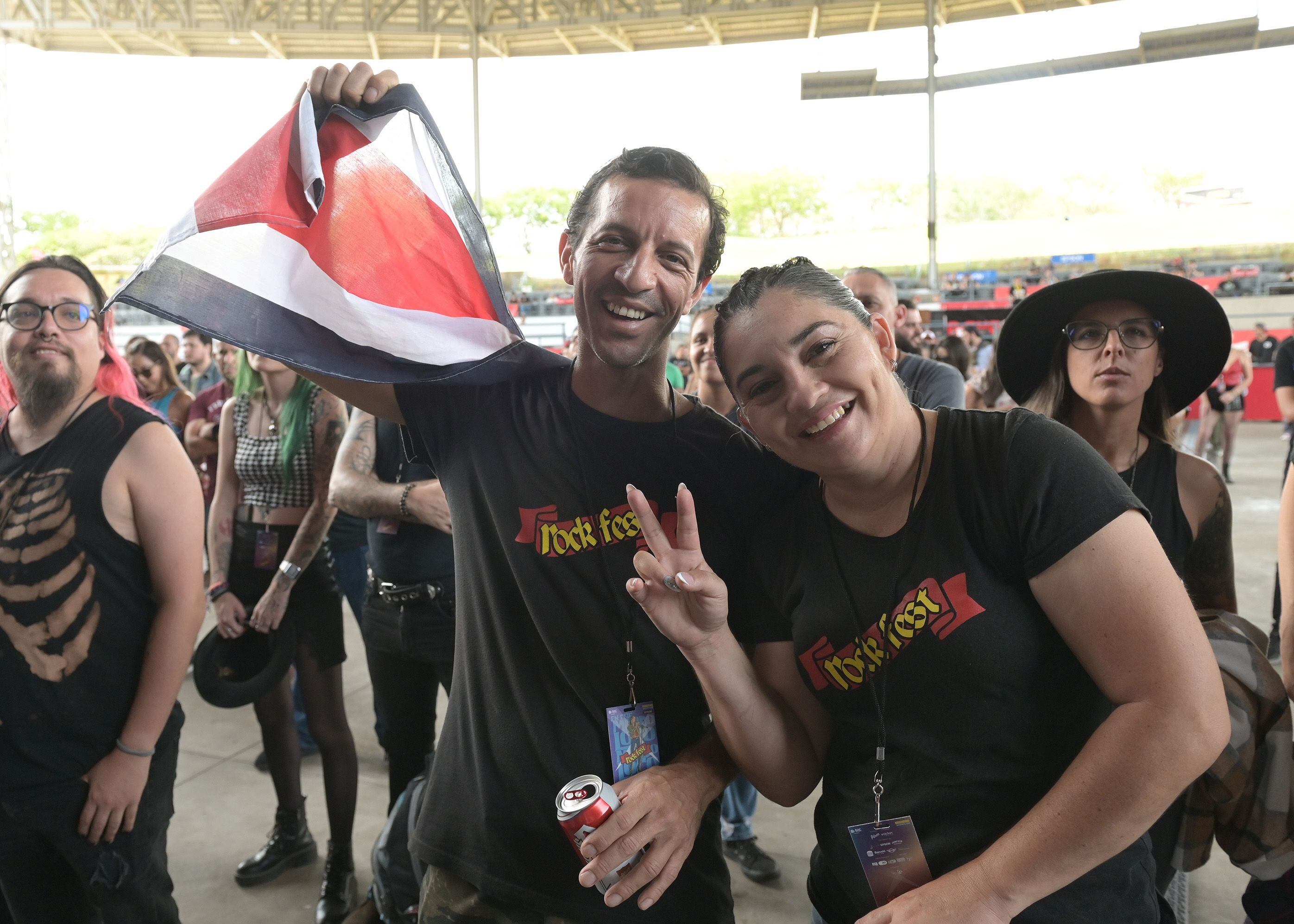 Los fans más intensos del rock costarricense llegaron bien representados y además desde muy temprano en la mañana.