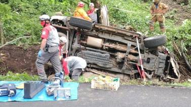 Tres personas mueren por vuelco de vehículo en San Mateo de Alajuela