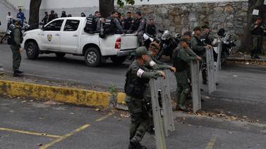 Fuerte operativo en morgue de Caracas donde está el cuerpo de piloto rebelde