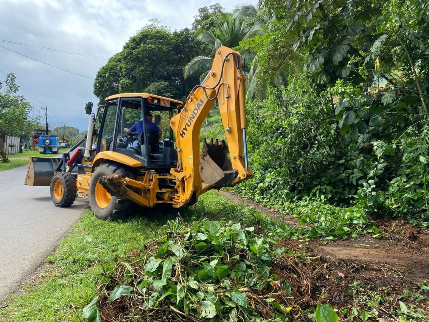 Este jueves en Sarapiquí, uno de los cantones más afectados por lluvias y anegamientos, la maquinaria municipal rehabilitó el paso por varias carreteras y caminos. Foto: Cortesía Municipalidad de Sarapiquí.
