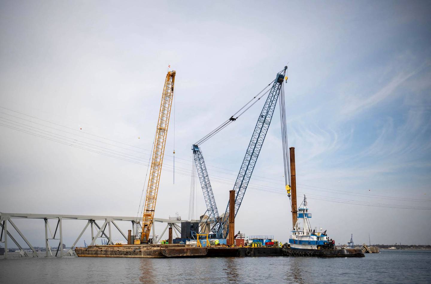 El complejo proceso de limpieza de los restos enredados del puente de Baltimore, que colapsó espectacularmente la semana anterior, comenzó el 30 de marzo con la remoción de una primera sección, dijeron las autoridades.