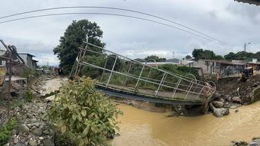 Puente peatonal arrasado por río Cañas en Alajuelita fue removido este jueves 