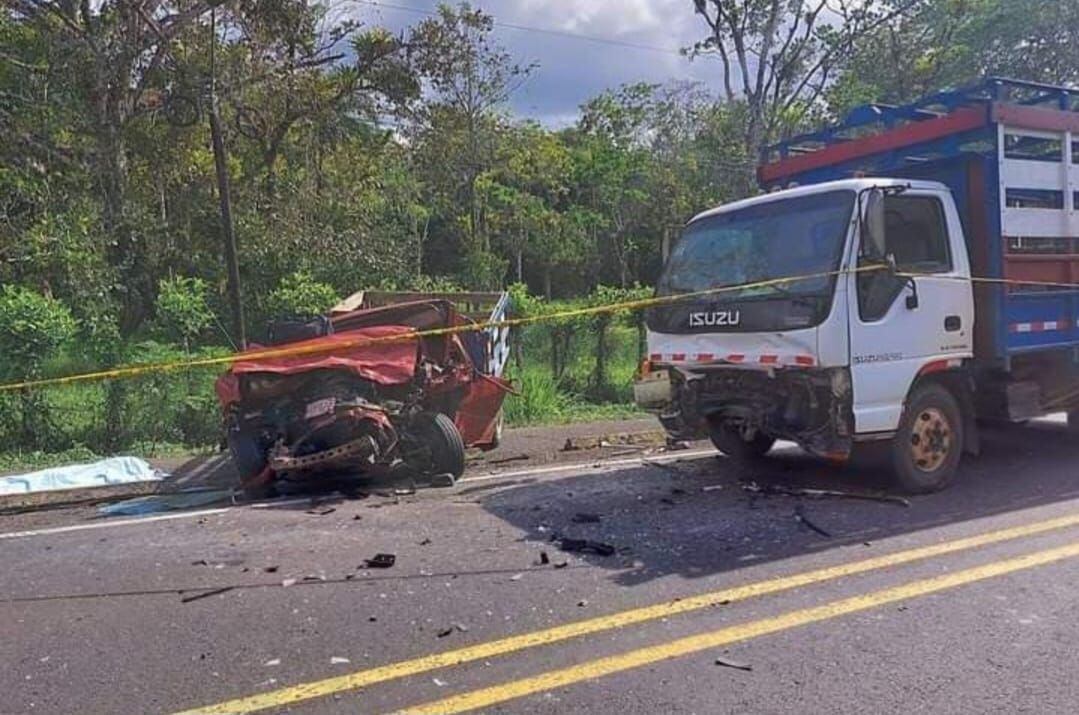 Colisión entre ‘pick up’ y camión deja a un niño de siete años sin vida en el lugar. Foto: Edgar Chinchilla corresponsal GN.