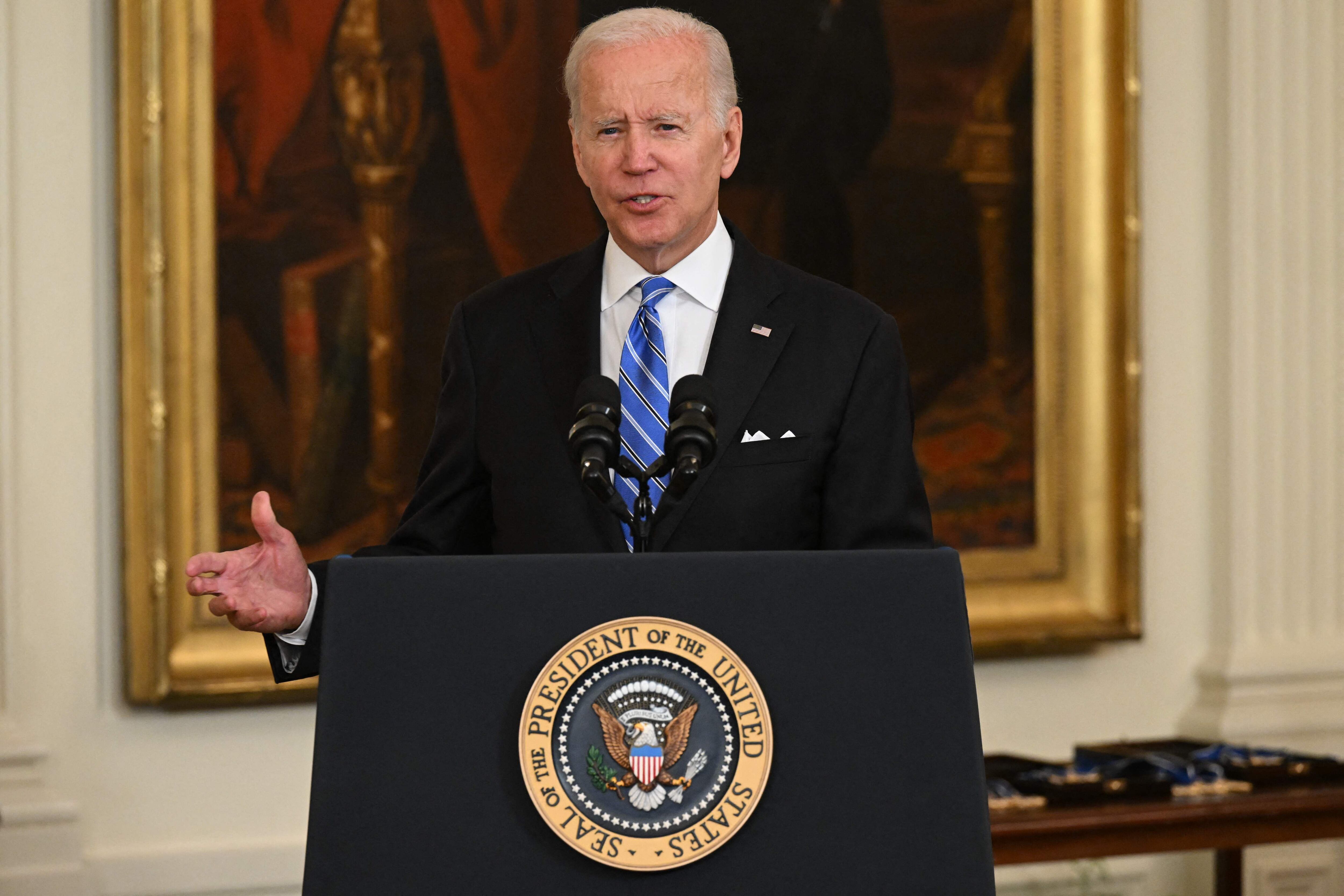 El presidente de los Estados Unidos, Joe Biden, habla antes de presentar la Medalla Presidencial de la Libertad, el mayor honor civil de la nación, durante una ceremonia en honor a 17 ganadores, en el Salón Este de la Casa Blanca en Washington.