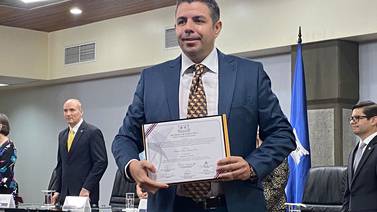 Alcalde electo sospechoso de fraude asume el cargo pese a llamado de Fabricio Alvarado