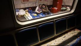 Ucranianos de edad avanzada viven refugiados en las estaciones de metro de Kiev