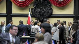 Suspensión de sesiones del Congreso por huracán favorece recortes al presupuesto del 2017