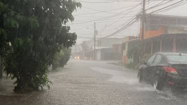 Fuertes lluvias provocan inundaciones en varios cantones del país