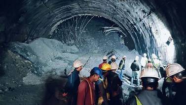 India suspende rescate de 41 obreros atrapados en túnel por temor de derrumbe