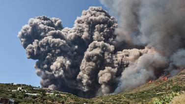 Capa de cenizas cubre pueblo al pie de volcán Stromboli en Italia