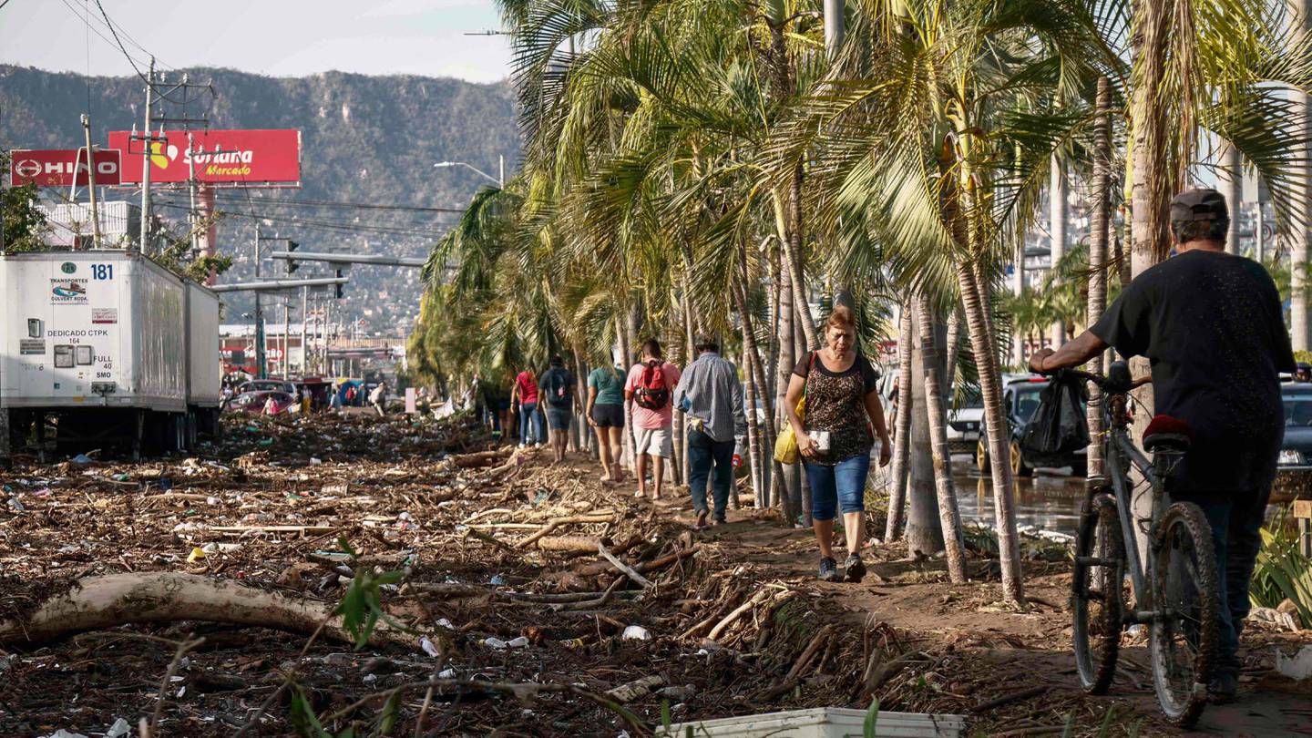 Habitantes de Acapulco caminan por las calles devastadas luego del paso del huracán Otis