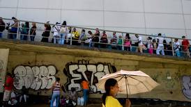 Miles de venezolanos cruzan frontera con Colombia para abastecerse  