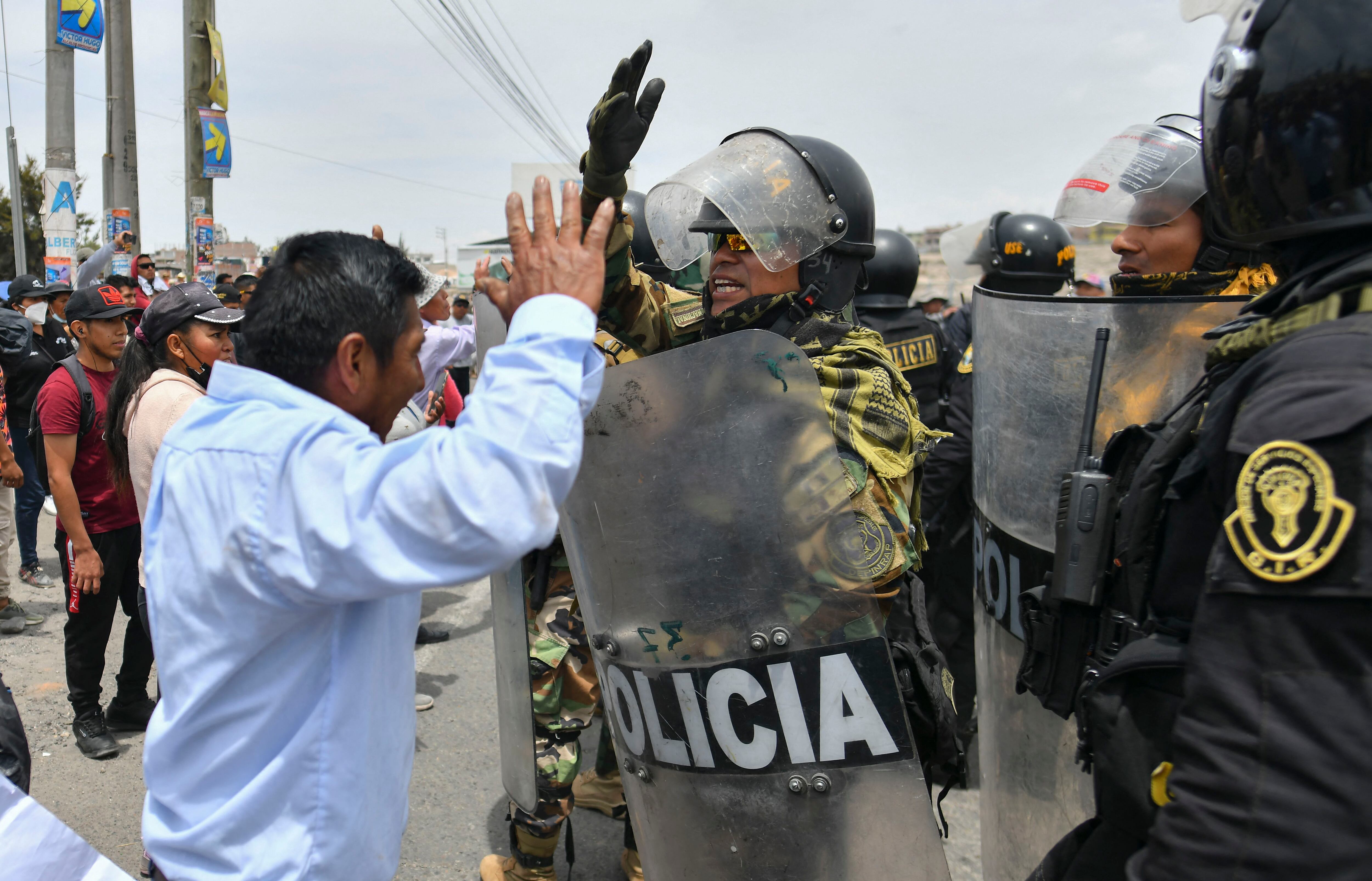 La policía antidisturbios se enfrenta a los manifestantes que intentan tomar el control del aeropuerto de la ciudad andina peruana de Arequipa durante un paro nacional convocado contra la presidenta peruana Dina Boluarte, el 4 de enero de 2023.