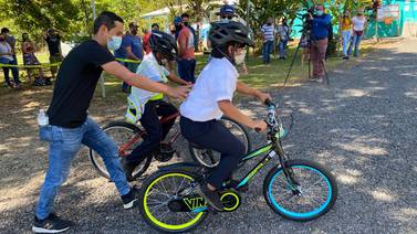Fundación ‘Yo Impulso’ de Andrey Fonseca dona bicicletas a 73 niños de seis escuelas en Osa