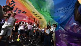 Miles de personas se manifiestan en Hungría a favor de los derechos LGBT+