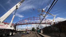 Municipalidad de Alajuela instaló este jueves la pasarela del nuevo puente peatonal en INVU Las Cañas
