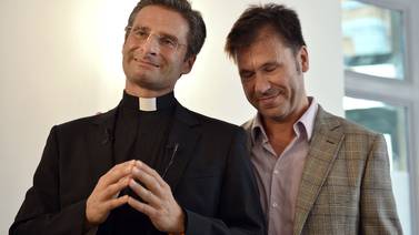 Vaticano suspende  a sacerdote polaco que se declaró gay    