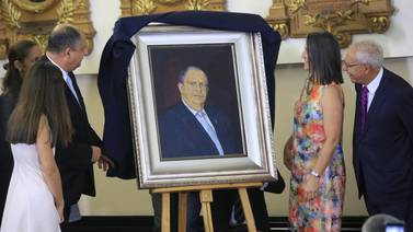 Luego de un día convulso, Luis Guillermo Solís develó su retrato como expresidente