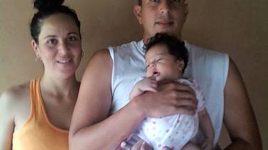 Cierre de puente aéreo tiene varada a familia cubana que tuvo una bebé en Costa Rica