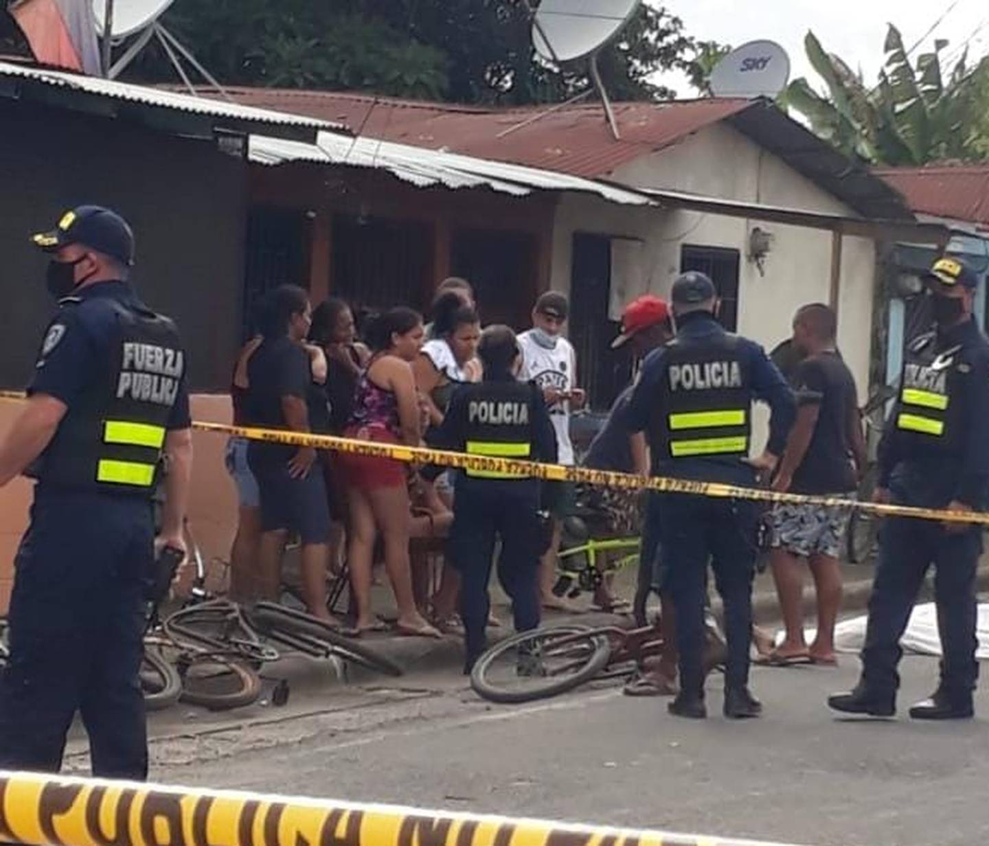 La Fuerza Pública tuvo que acordonar el sitio en la parada 3 de Fray Casiano e impedir que allegados del fallecido alteraran la escena. Foto: Andrés Garita.