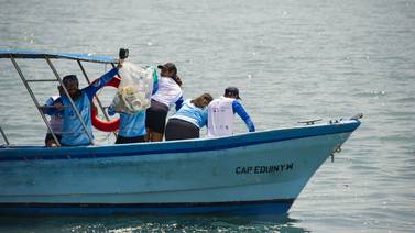 Electrodomésticos, zapatos y hasta un bumper de carro: lo que voluntarios hallaron limpiando el Golfo de Nicoya