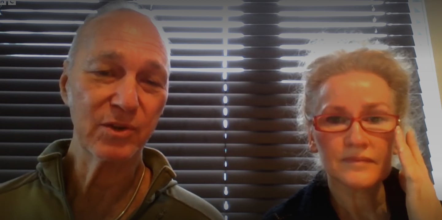 John Flickinger y Sylvia Labrecque padres de Jacob, quien murió en Gaza en ataque de Israel. Captura de BBC