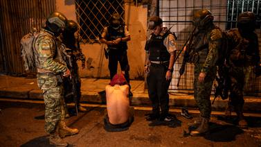 Ejército de Ecuador salió a la caza de delincuentes en una Guayaquil bajo toque de queda
