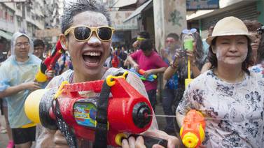 Tailandia celebra el 'Año Nuevo tradicional' con batallas de agua