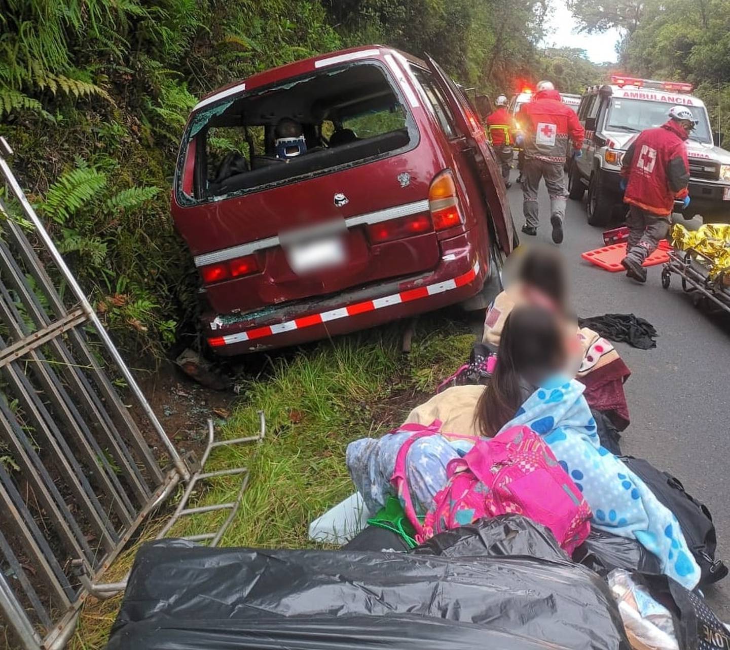 El vehículo on capacidad para 12 pasajeros quedó contra el paredón en el km. 68, camino al Cerro de la Muerte. Foto: Mario Cordero.
