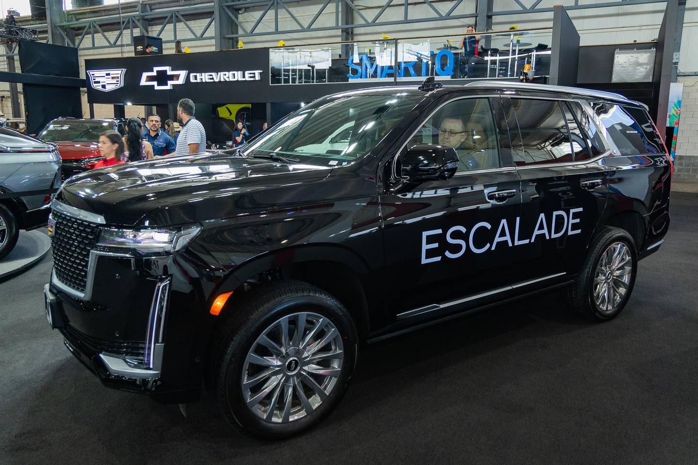 El Cadillac Escalade es de los vehículos más costosos de la Expomóvil 2024. Tiene un interior en cuero con insertos de madera.