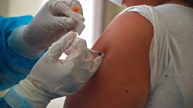 Vacunarse contra covid-19 no causa síntomas de la enfermedad