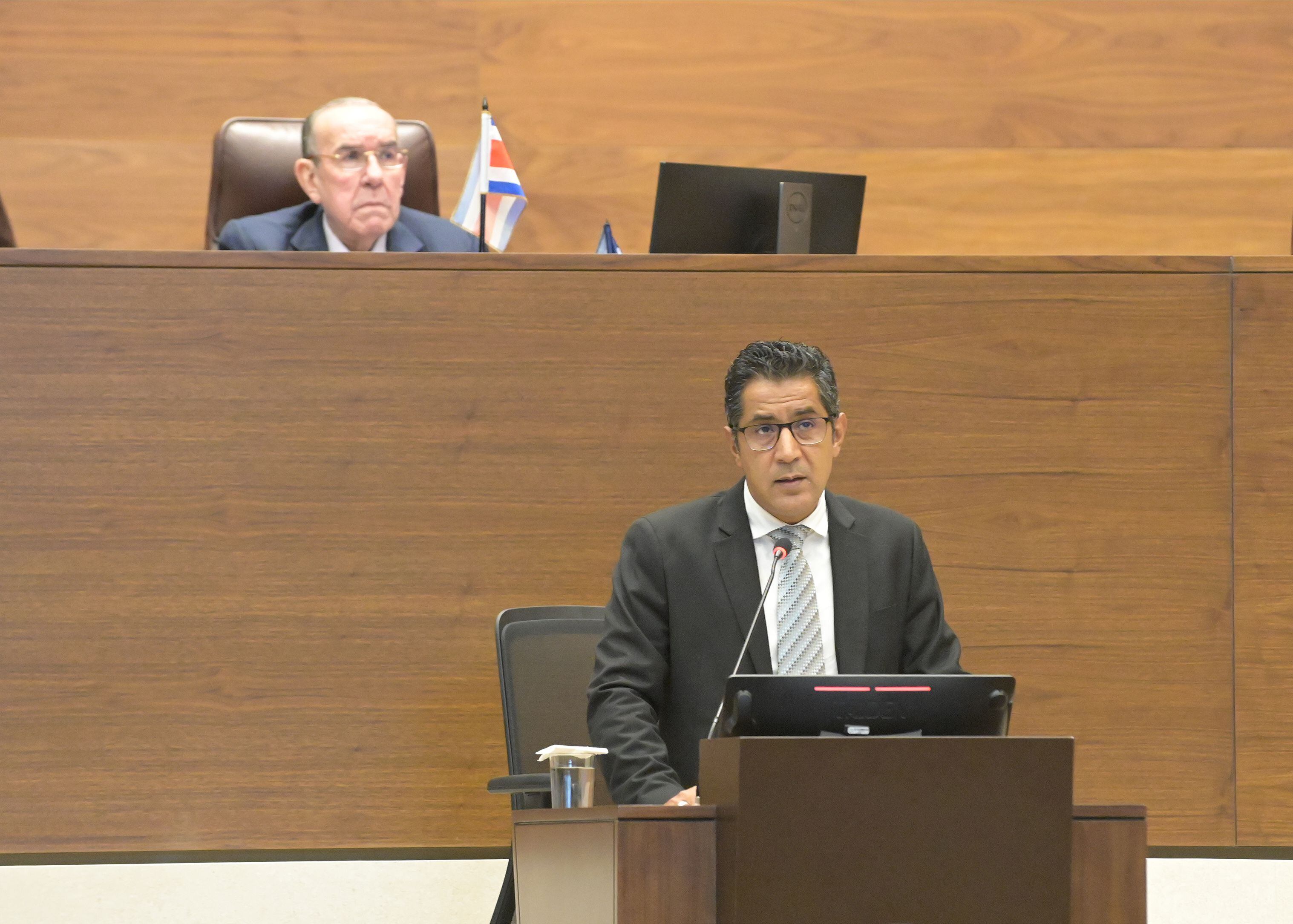Nogui Acosta el 31 de enero declarando bajo juramento en el plenario por el presunto 'megacaso'. Atrás, el presidente legislativo, Rodrigo Arias. Foto: 