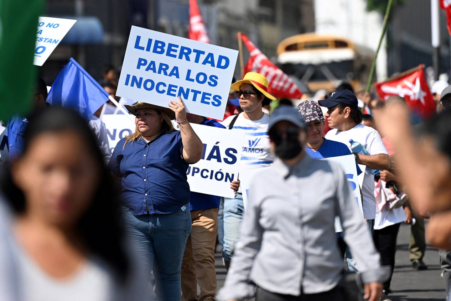Los manifestantes participan en una marcha para conmemorar el 32º aniversario de los acuerdos de paz que pusieron fin al conflicto armado de 1980-1992 y para protestar contra el gobierno del presidente salvadoreño Nayib Bukele y su intención de reelección.
