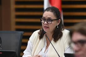 Vanessa Castro todavía no decide respaldo a Horacio Alvarado para presidencia legislativa 