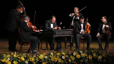 Seis gitanos hipnotizaron el Teatro Nacional con música tradicional húngara