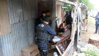 Vecinos de Puntarenas tiran bombas y piedras a la policía para proteger narcos