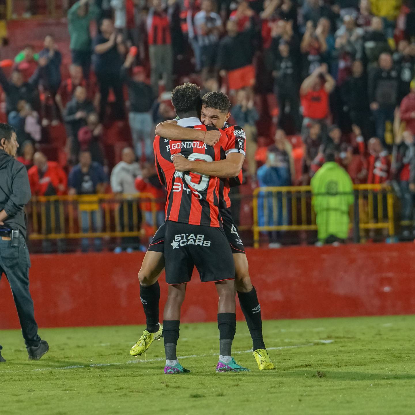 El abrazo entre Freddy Góndola y Guillermo Villalobos refleja parte de los sentimientos que embargaban a toda Liga Deportiva Alajuelense en ese instante.