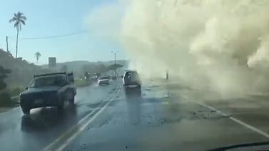 Impresionante ola deja desconcertados a conductores en Caldera