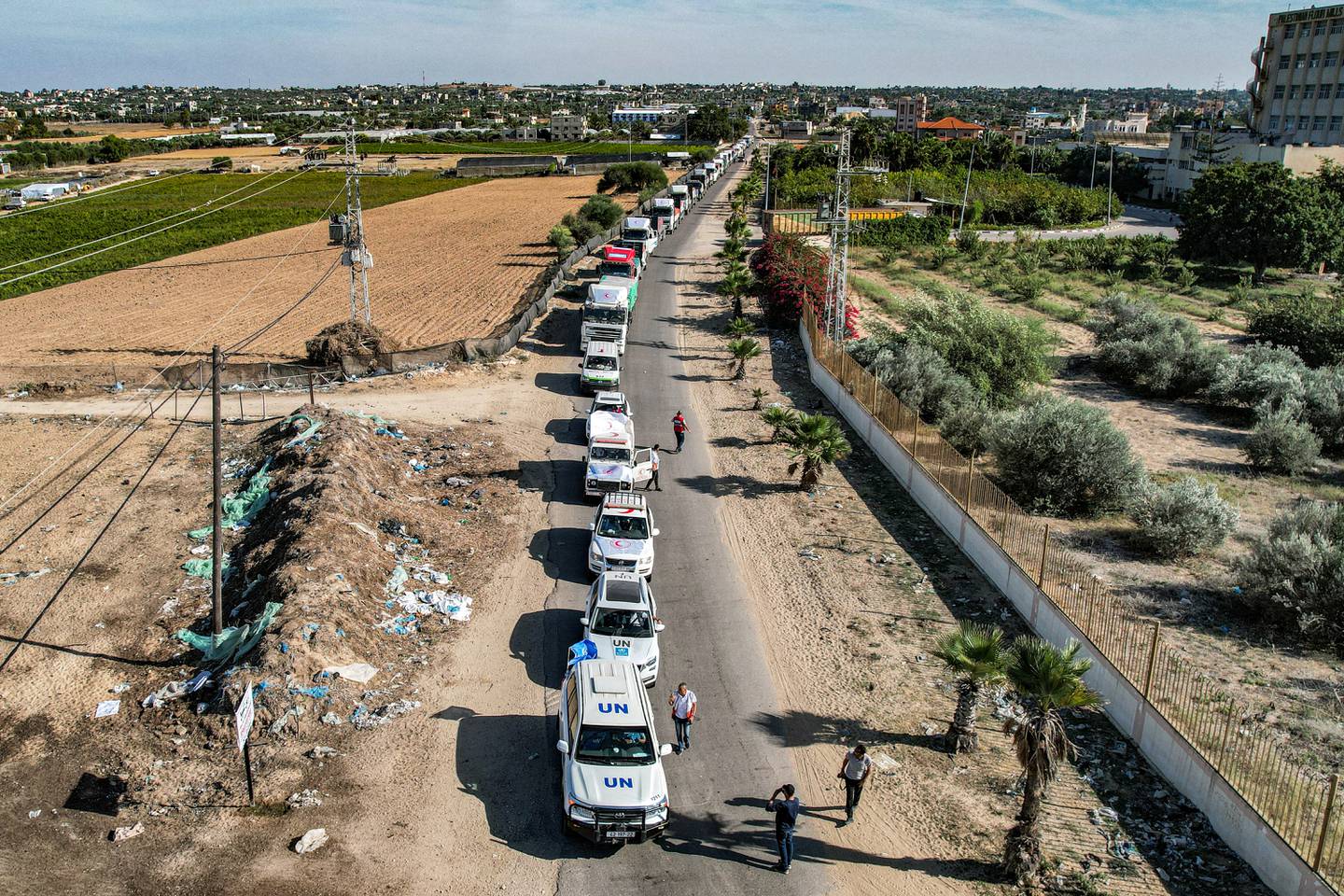 Esta vista aérea muestra camiones de ayuda humanitaria que llegan desde Egipto después de haber cruzado el cruce fronterizo de Rafah y llegan a una instalación de almacenamiento en Khan Yunis, en el sur de la Franja de Gaza.