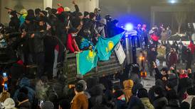 Kazajistán pide ayuda a Rusia para controlar violentos disturbios