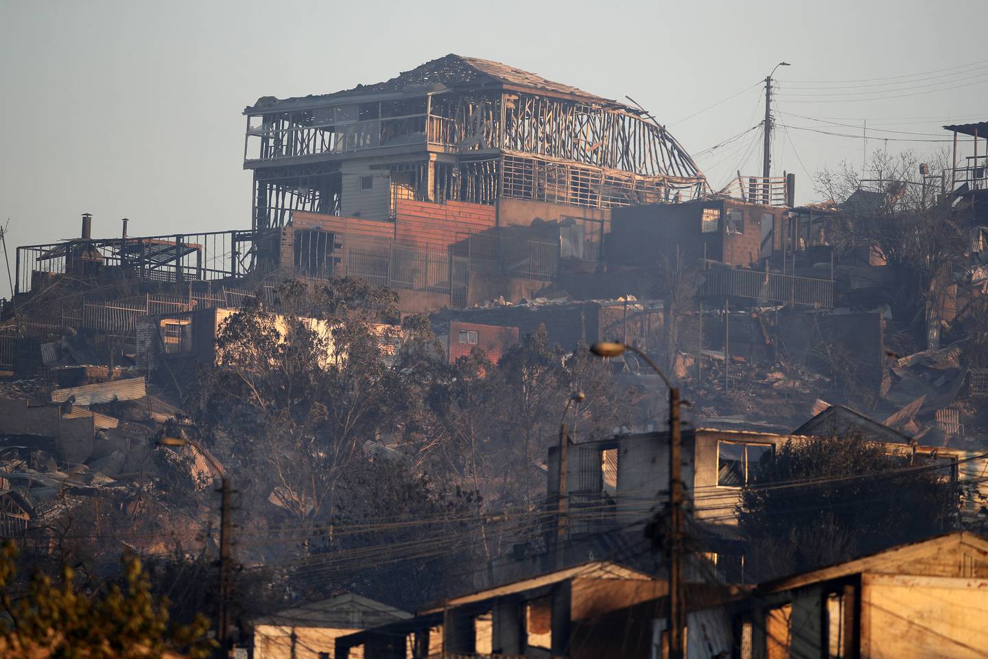 Edificios y casas fueron arrasadas por los incendios en Chile.