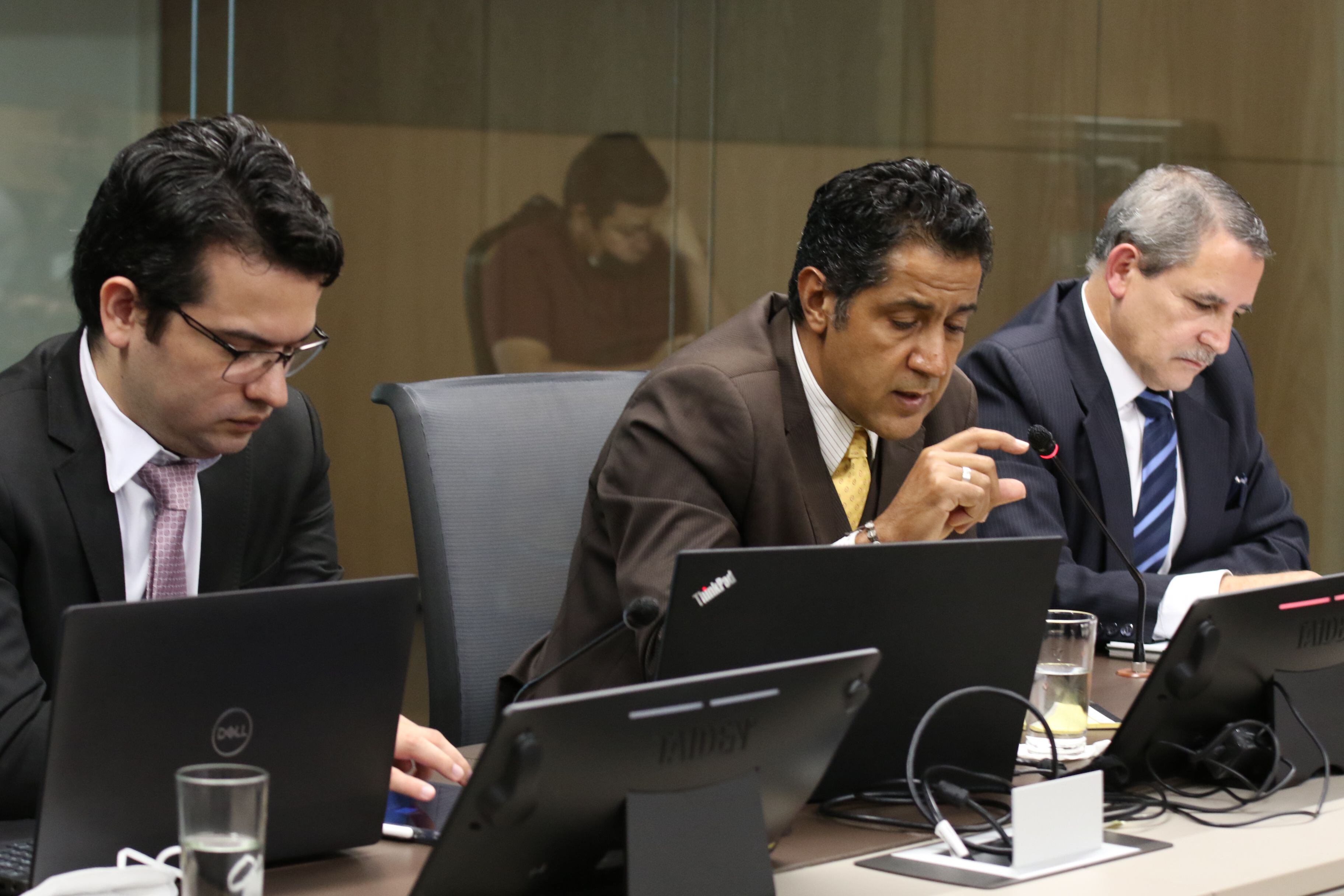 Nogui Acosta (al centro), ministro de Hacienda, anunció que el plan de renta global será presentado a finales de diciembre o principios de enero. Foto: Asamblea Legislativa