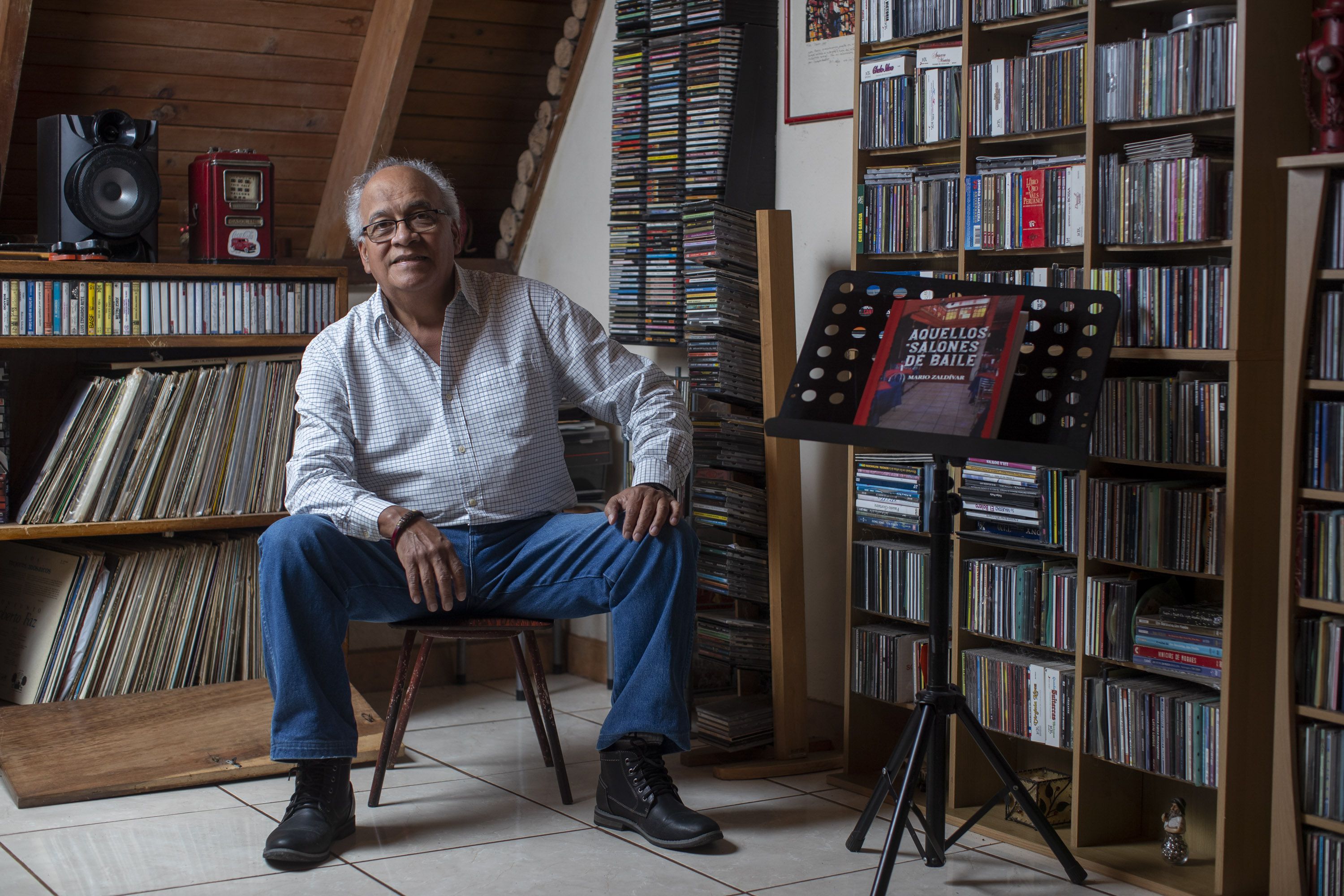 El escritor e investigador Mario Zaldívar mantuvo contacto con Johnny Quirós  mientras el artista vivía en Venezuela. Luego, Zaldívar se  encargó de contar la historia del compositor.